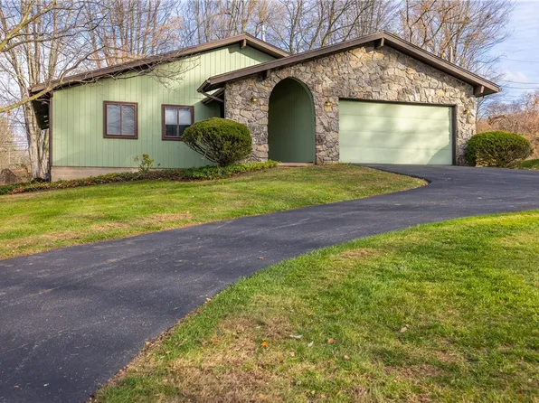 104 Woodside Dr, Penfield, NY 14526