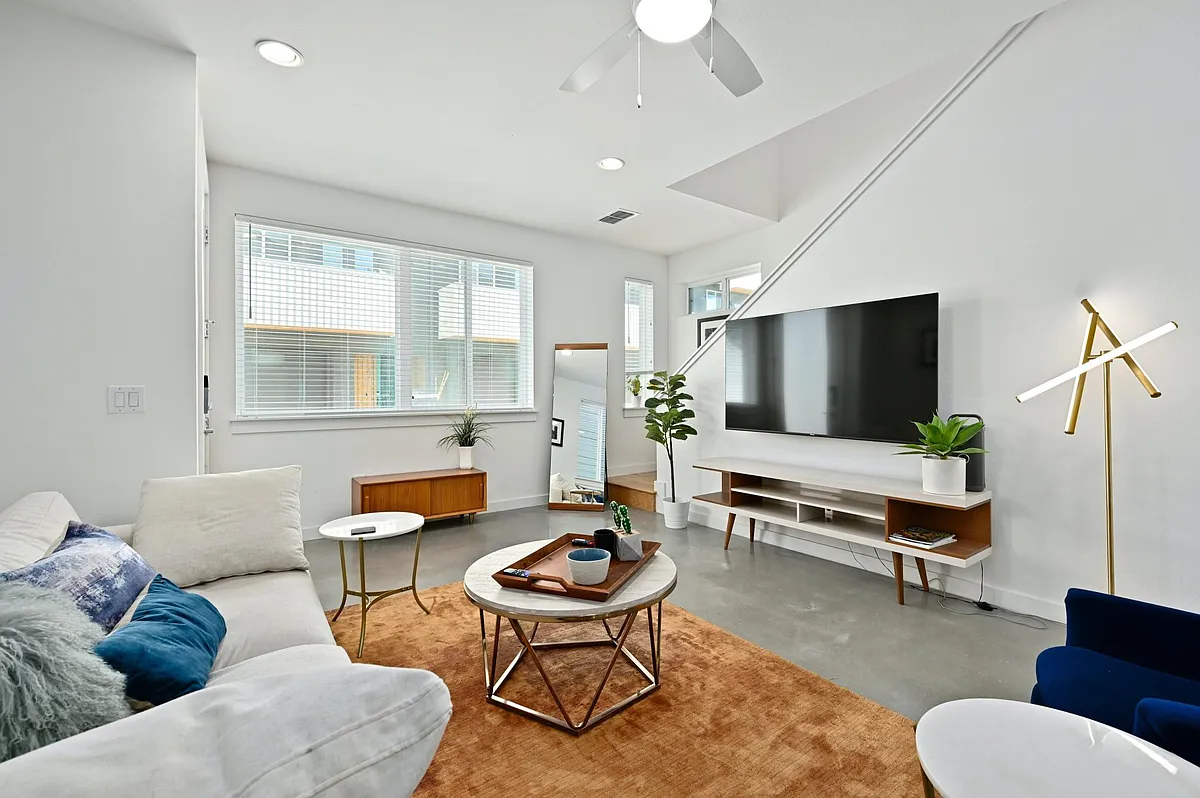 Building Photo - 814 N Bluff Dr #83