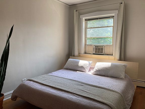 4th image of 947 N Leavitt St #1