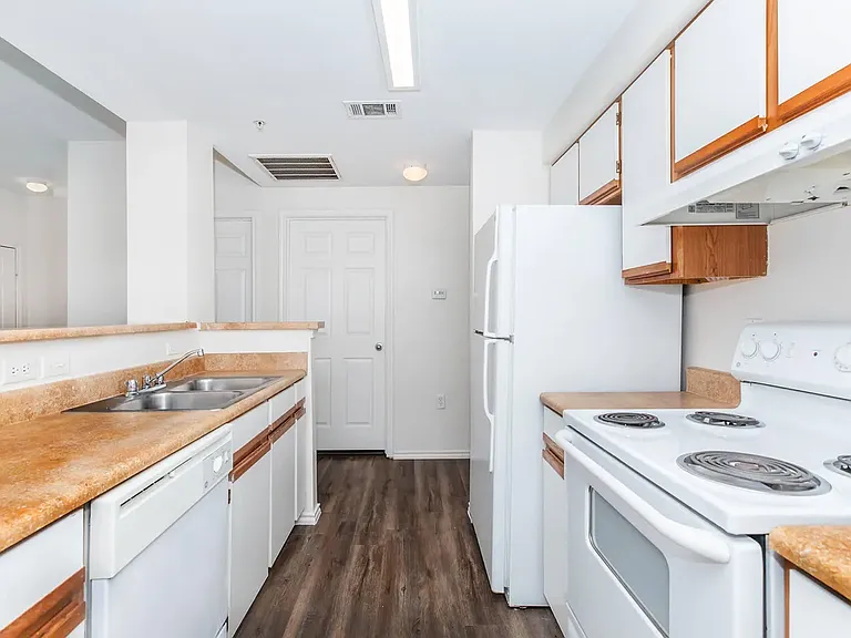 San Pedro Apartments — Photo 17