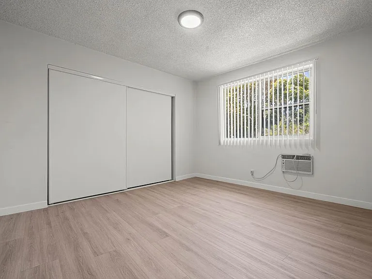 3907 Roxanne Ave — Photo 20