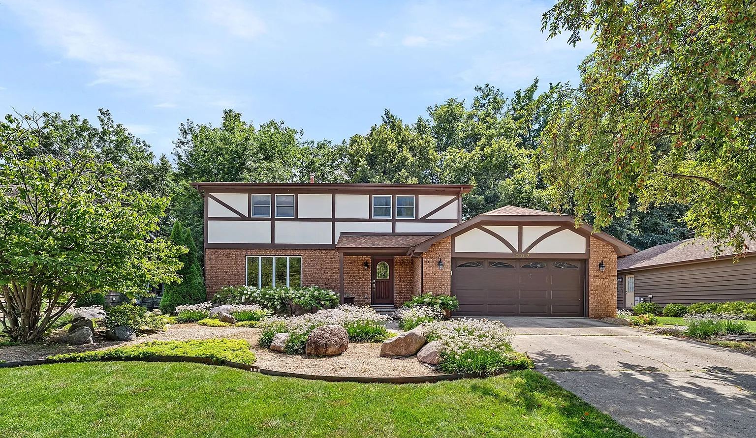 1007 Windsor Dr photo 1