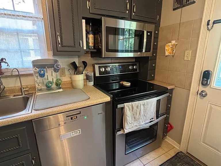 217 Roycroft Ave — Photo 8