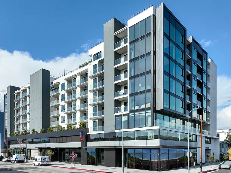 Venue Residences — Photo 32