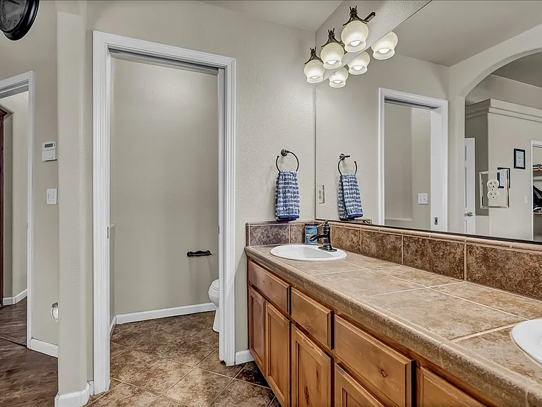 2435 N Crowe St — Photo 15