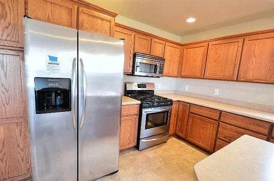 4 bed, 2.5 bath, 2000 sqft, $2,800 — Photo 3