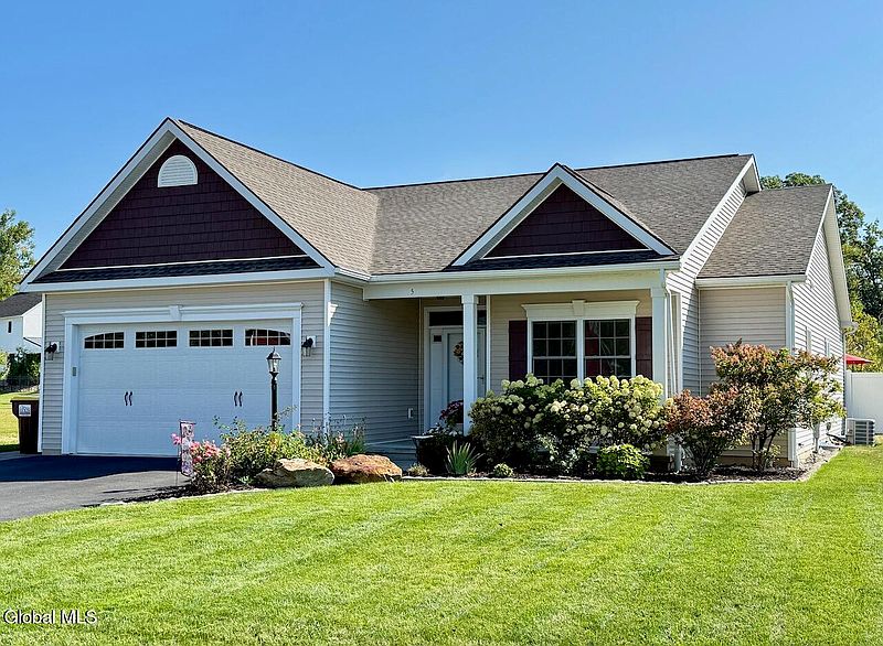 3rd image of 5 Lakepointe Way