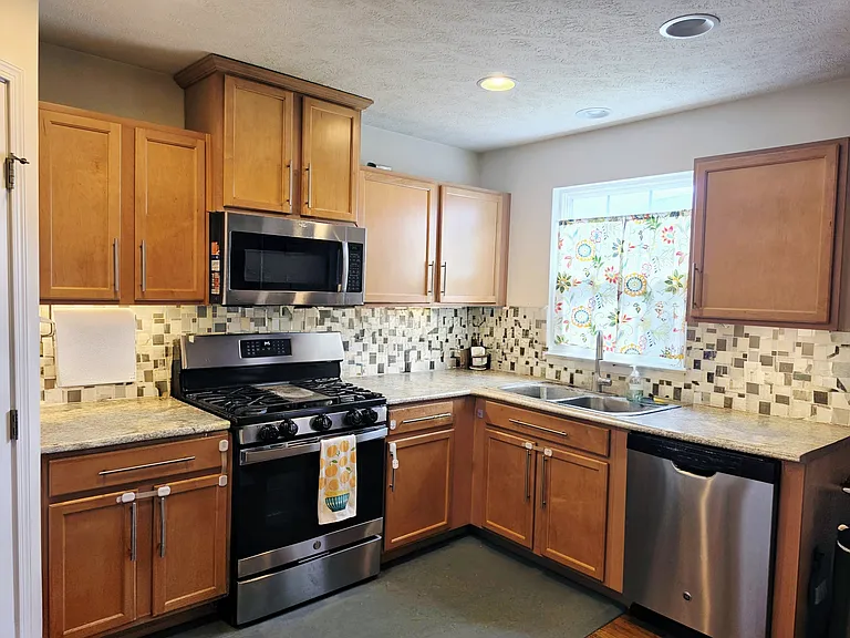114 Glenridge Cir — Photo 12