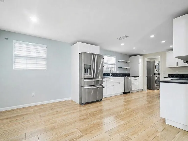 353 E Lakewood Rd — Photo 9