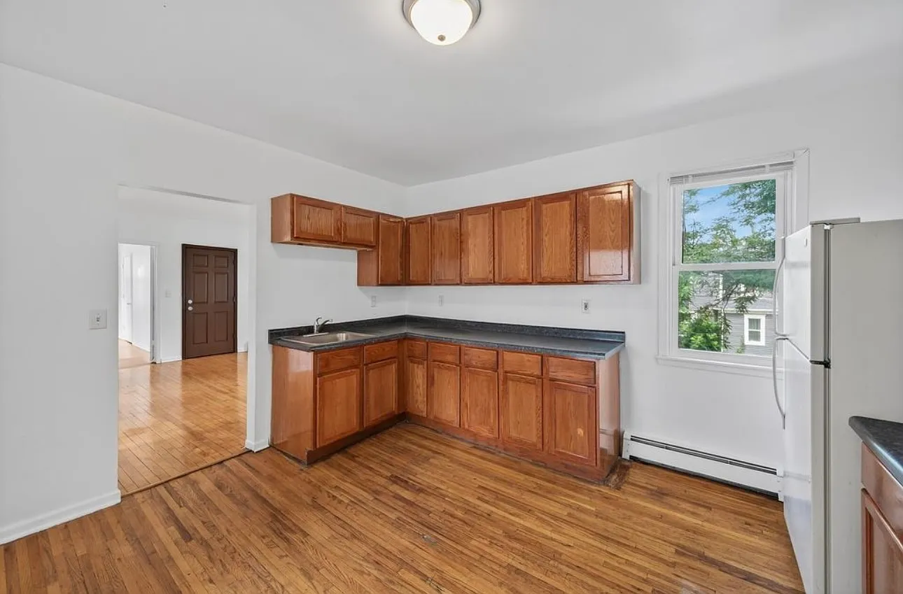 3 bed, 1200 sqft, $1,700 — Photo 4