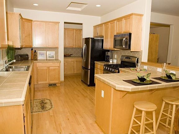 Chef's kitchen boasts upgraded app., gas stove 