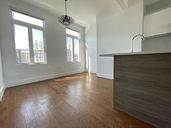 4th image of 30 Catherine St #2L