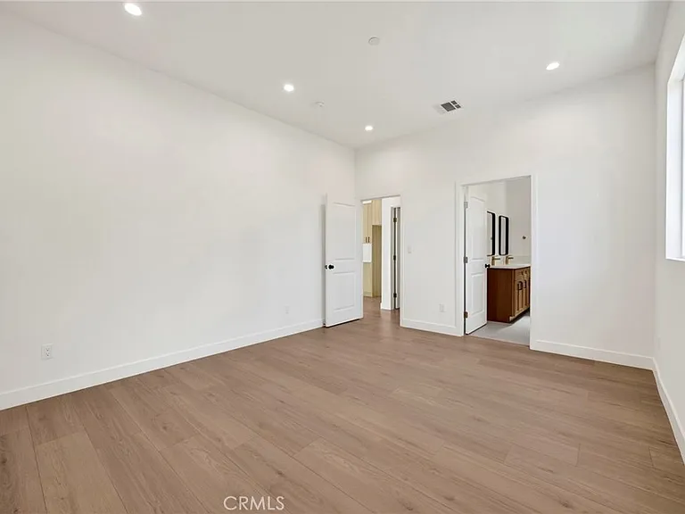 22538 Roscoe Blvd — Photo 9