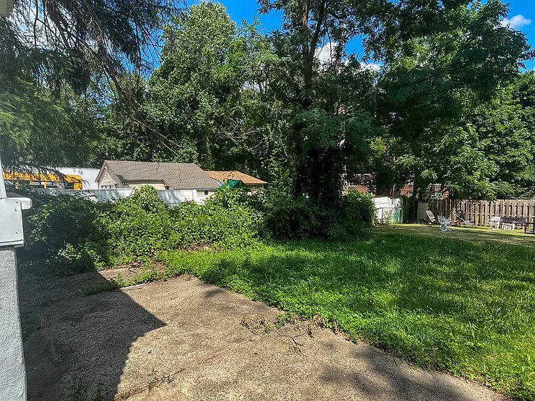 208 Maple Ave — Photo 8