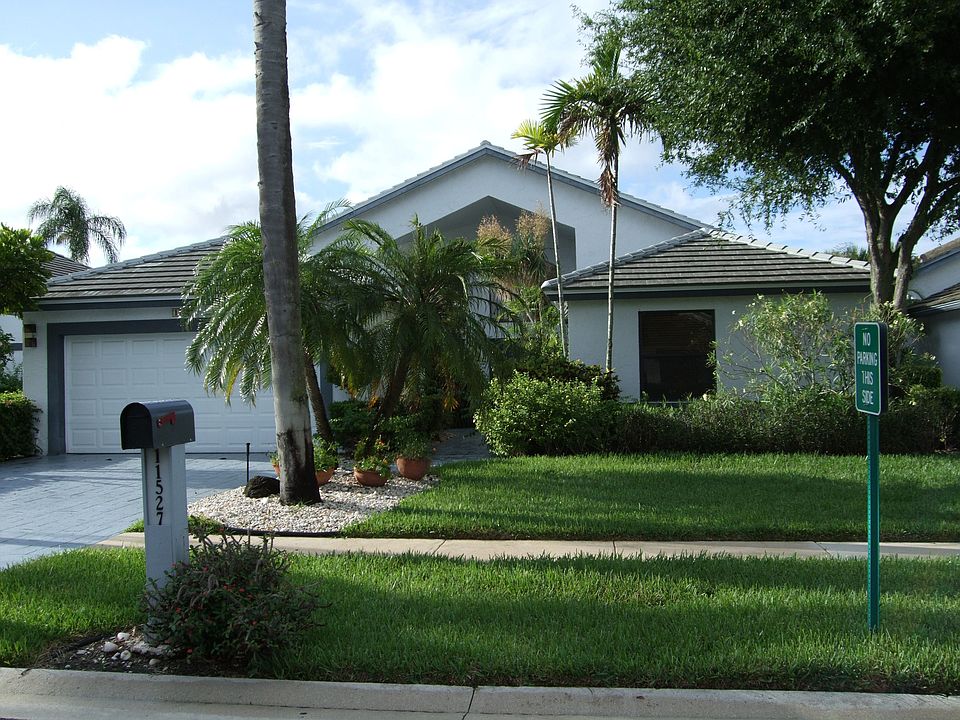 Gorgeous home w/ new roof on the golf course