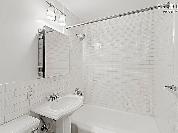 5th image of 228 E 84th St APT 3D