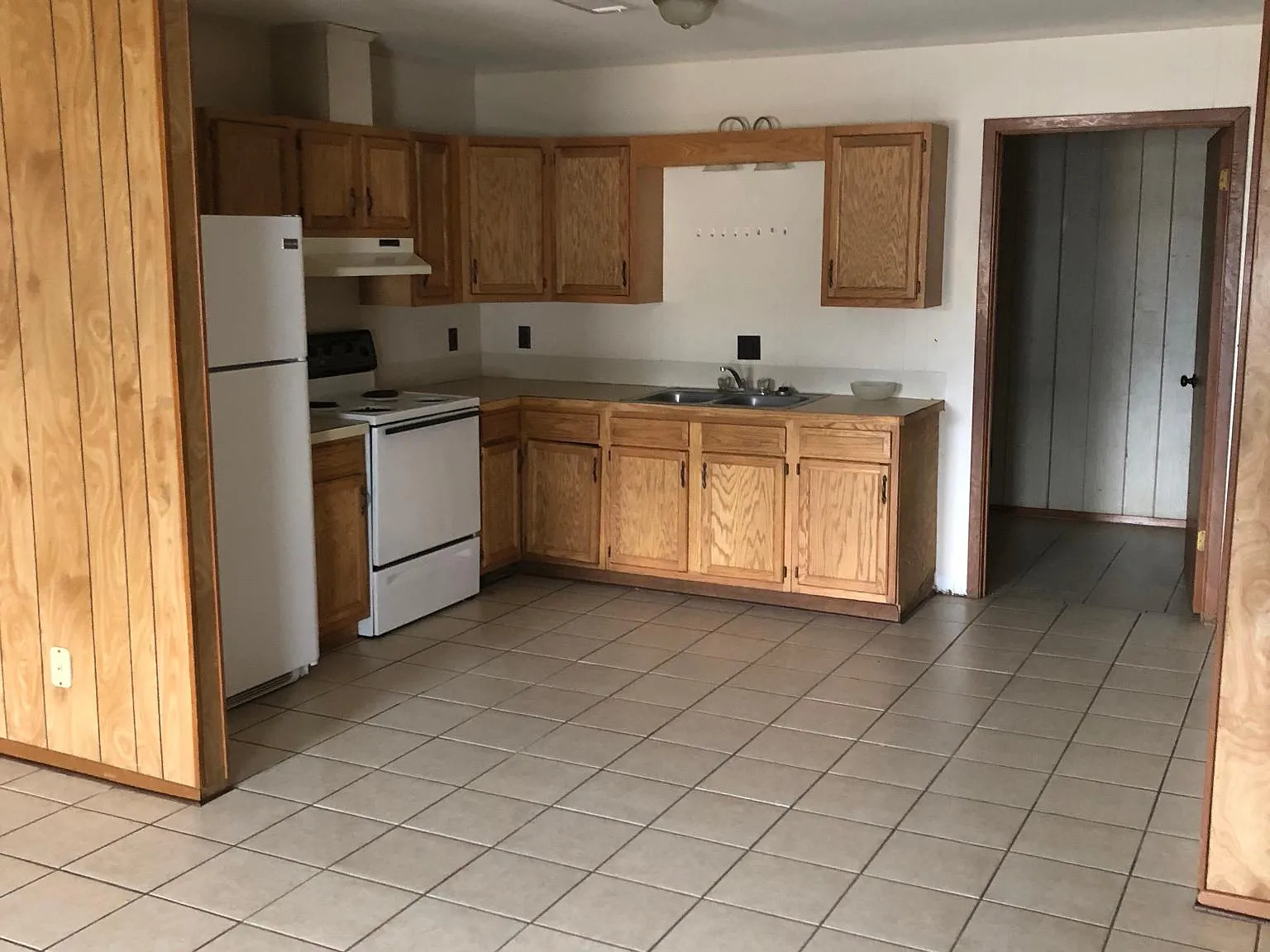 901 Hampton Ln — Photo 2