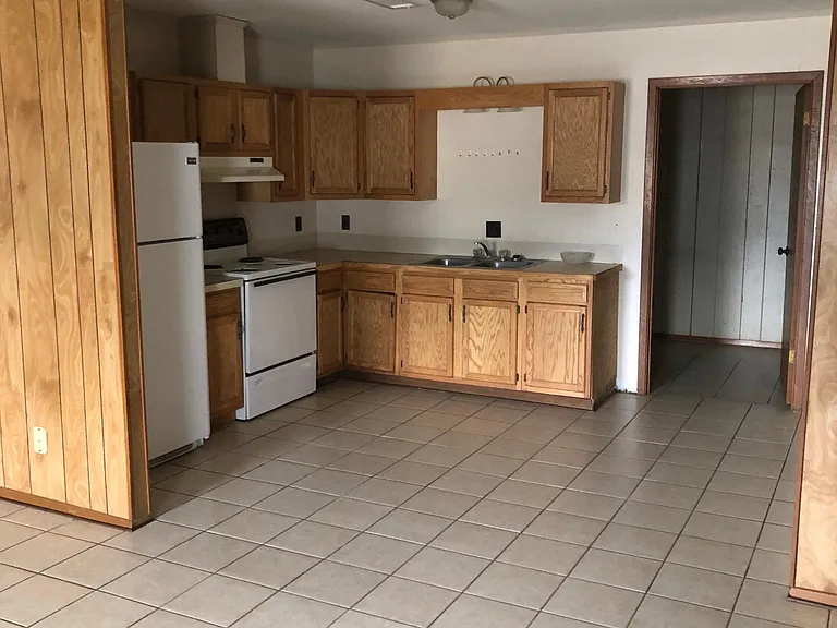 901 Hampton Ln #C — Photo 2
