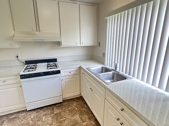 3rd image of 10483 Londonderry Ave