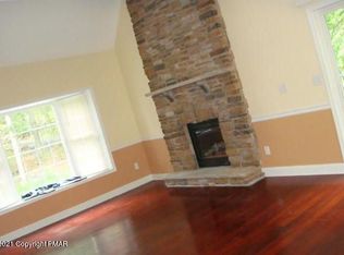 157 Canterbury Rd, Bushkill, PA 18324