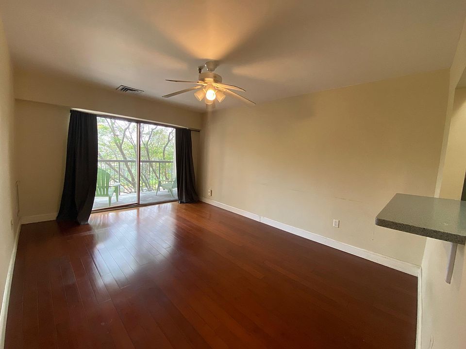 Spacious Living Room / Kitchen Combo