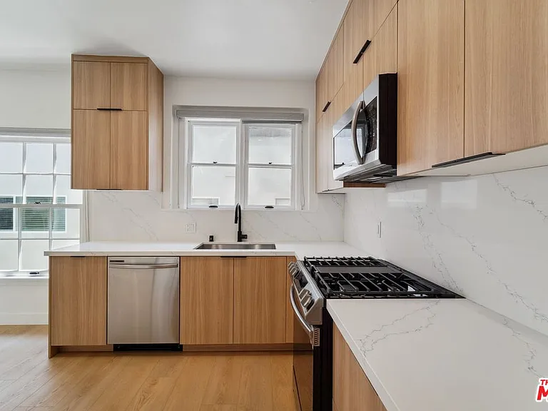 9122 W 3rd St — Photo 13