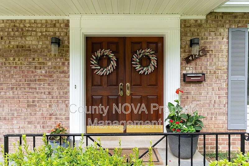 4 bed, 2.0 bath, 2013 sqft, $3,850 — Photo 2