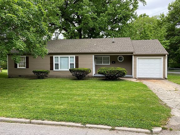 3rd image of 609 Oakcrest Dr