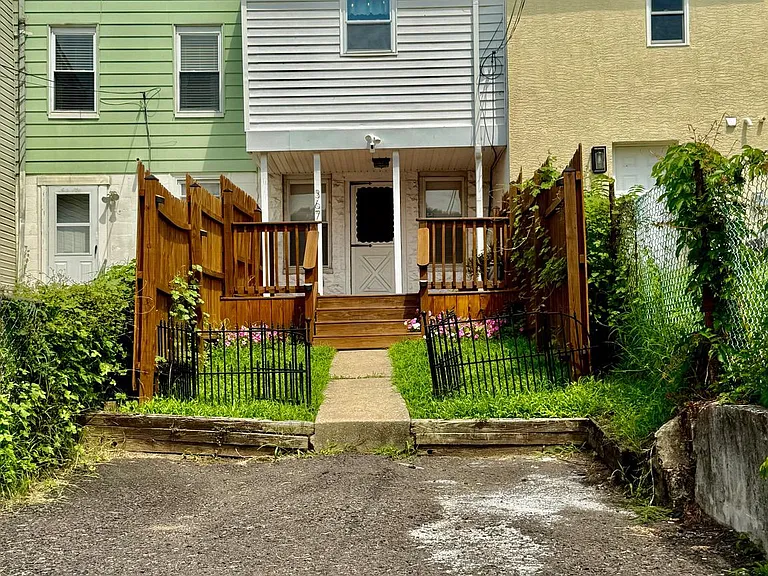 367 E Hector St — Photo 34