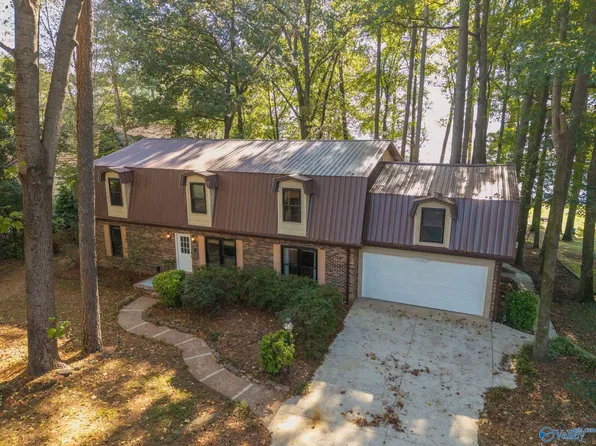 5 Lake Breeze Dr, Guntersville, AL 35976