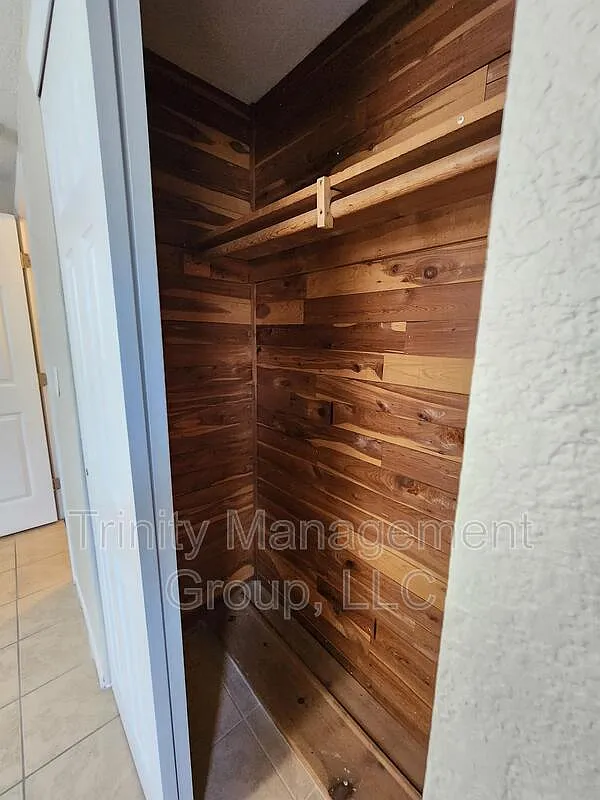 1 bed, 1.0 bath, 175 sqft, $863 — Photo 2