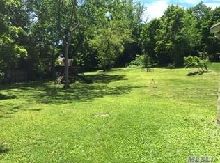 18 Potters Ln, Great Neck, NY 11024