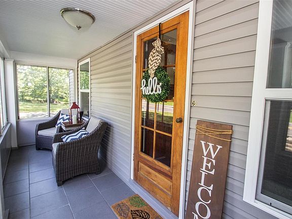 Inviting front entry way!