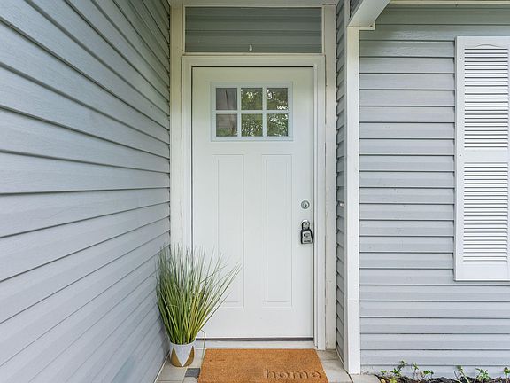 3rd image of 1053 Emerald Ln
