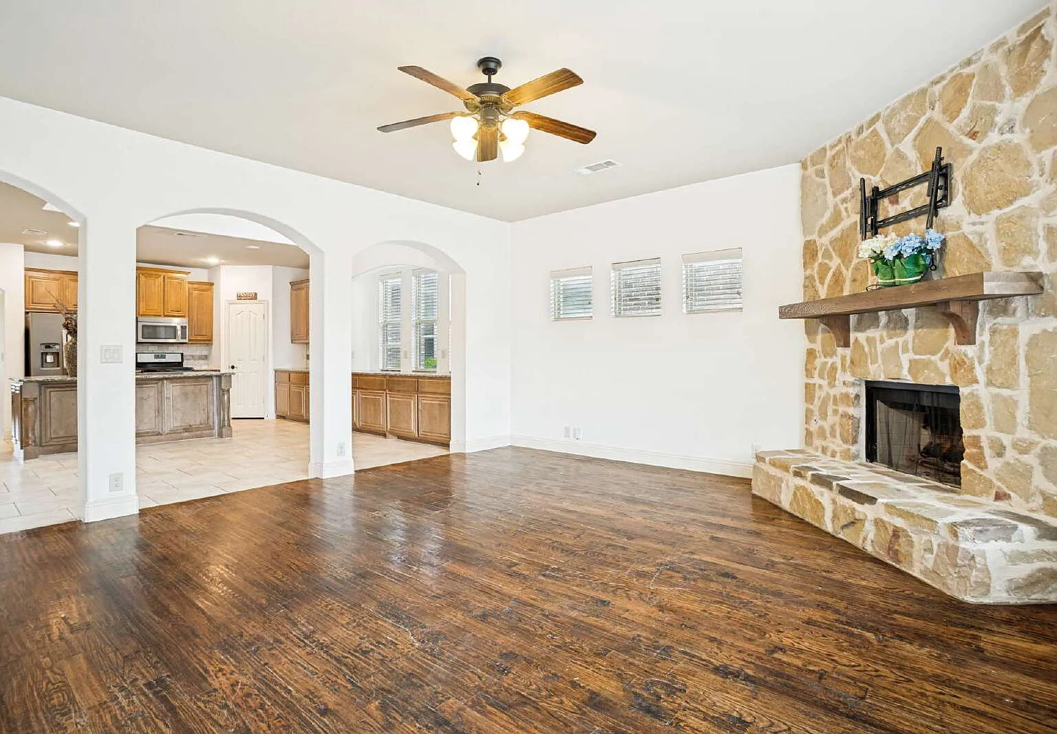 4 bed, 3.5 bath, 3241 sqft, $3,075 — Photo 4