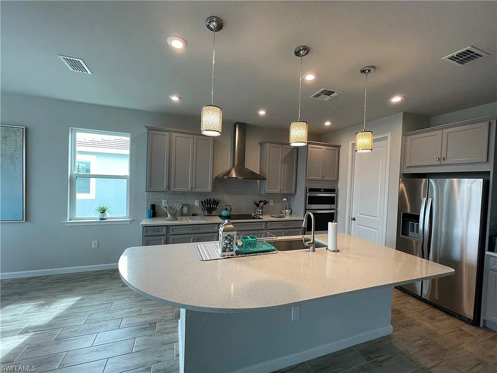 3 bed, 2.0 bath, 1721 sqft, $6,000 — Photo 2