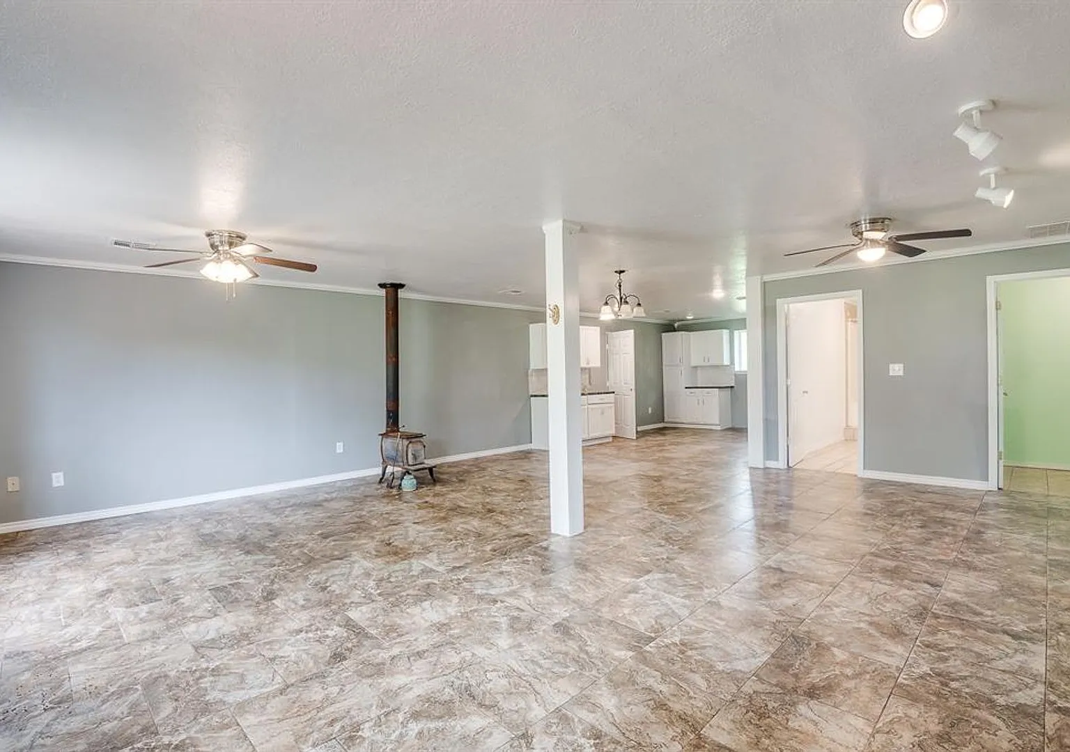 Country Living at Its Finest 40 Acres, Shops & Barndominium — Photo 4