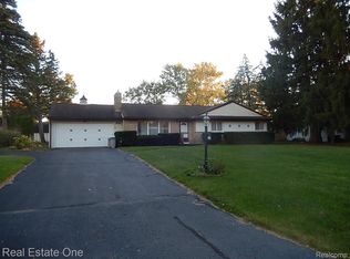 1092 Woodworth Dr, Grand Blanc, MI 48439
