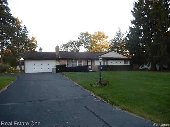 1092 Woodworth Dr, Grand Blanc, MI 48439