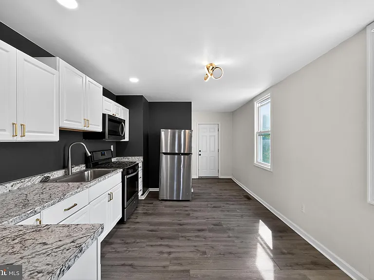 153 N Queen St — Photo 18