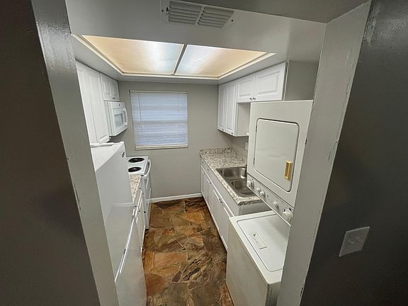 3rd image of 2405 SE 16th Ave APT A