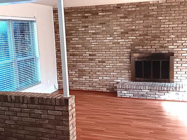 Living Room - fireplace with gas logs