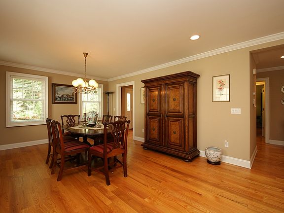 4th image of 28 Bunker Hill Cir
