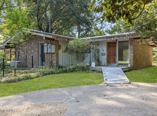 13821 Paraiso Rd, Ocean Springs, MS 39564