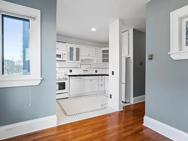 385 Laurel Ave — Photo 2