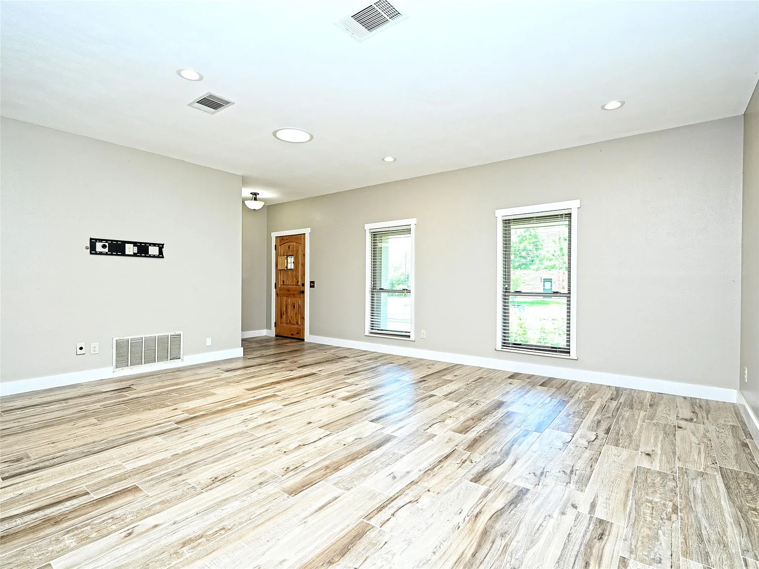 3 bed, 2.0 bath, 1680 sqft, $2,700 — Photo 2