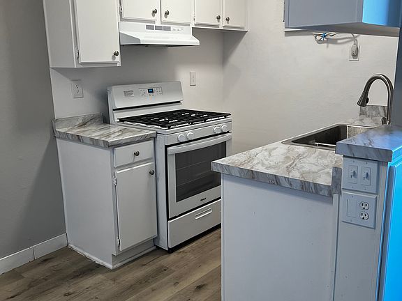 4th image of 8430 Cedros Ave