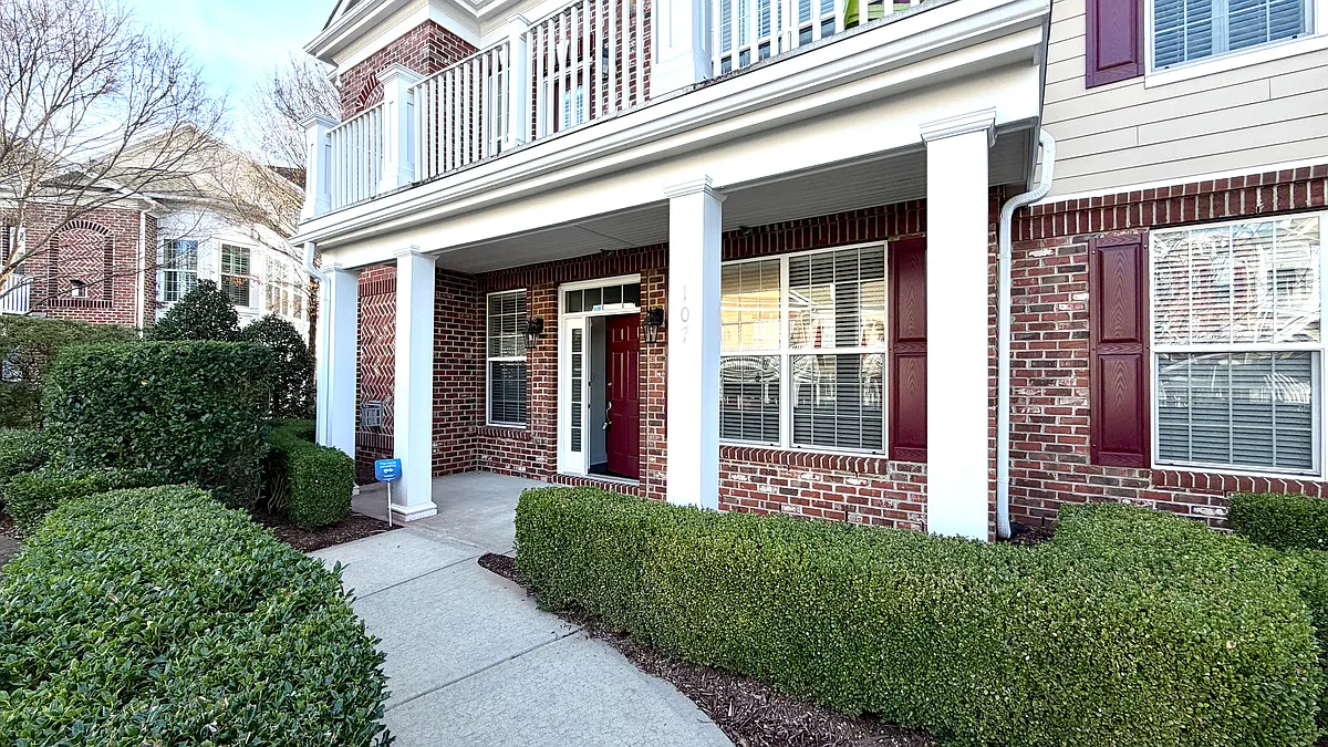 walkway to unit first floor - 10511 Sablewood Dr #107
