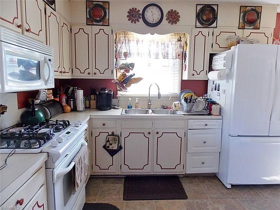 5th image of 248 Sherry Dr