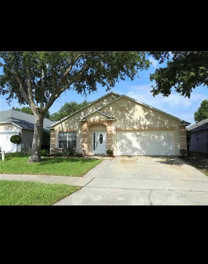 4 bed, 1922 sqft, $2,450 — Photo 1